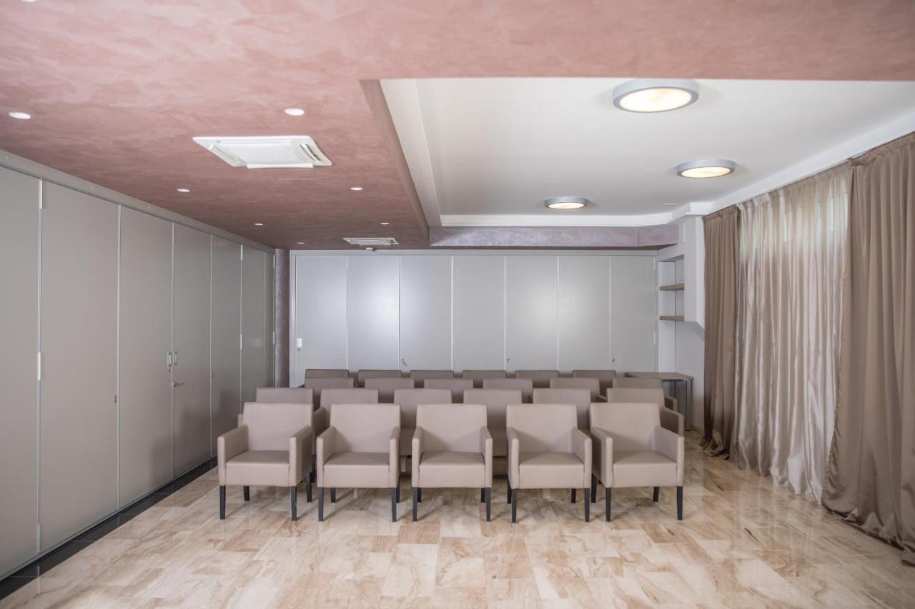 Royal Airport Hotel Velika Gorica Bagian luar foto