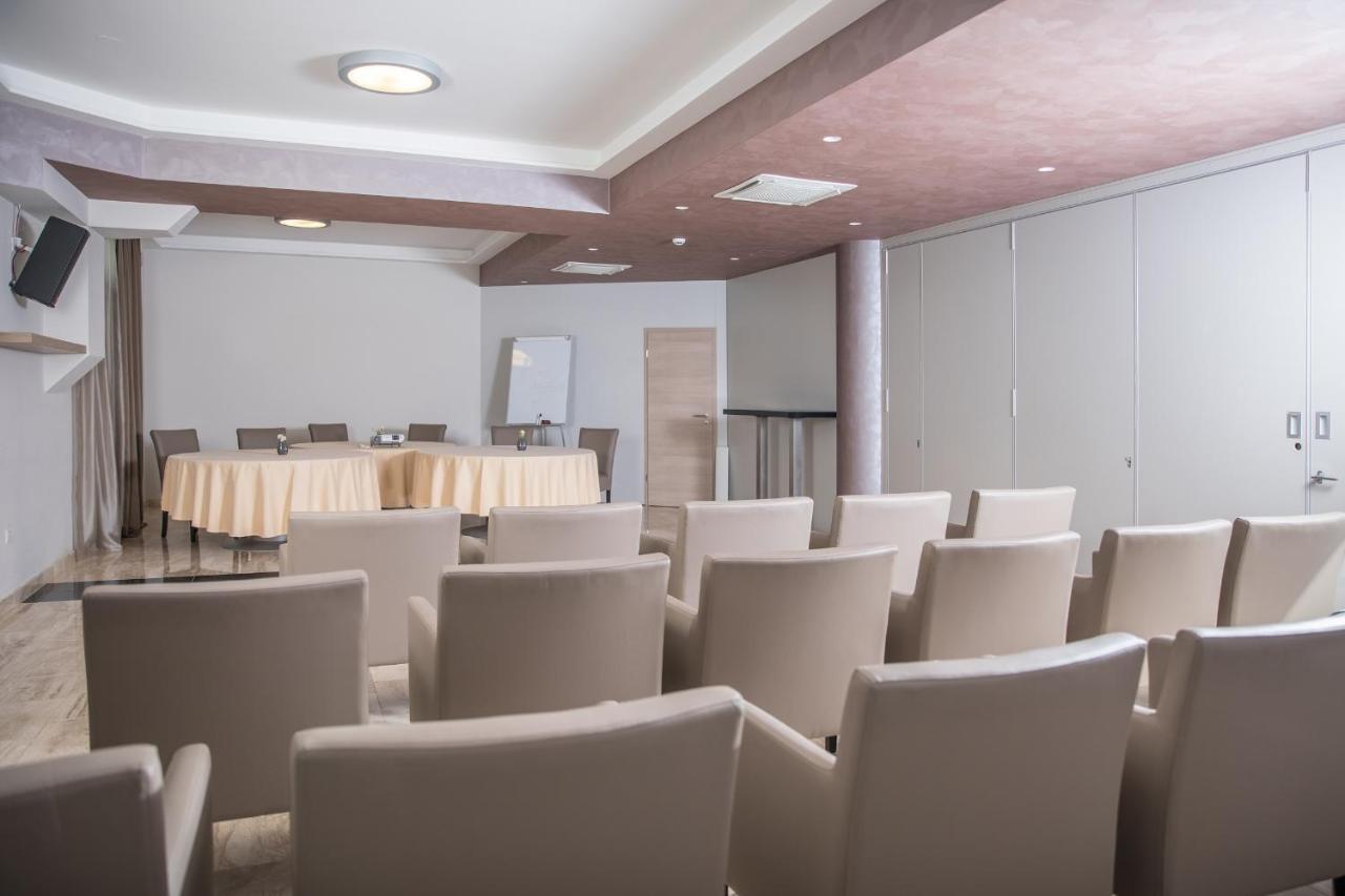 Royal Airport Hotel Velika Gorica Bagian luar foto