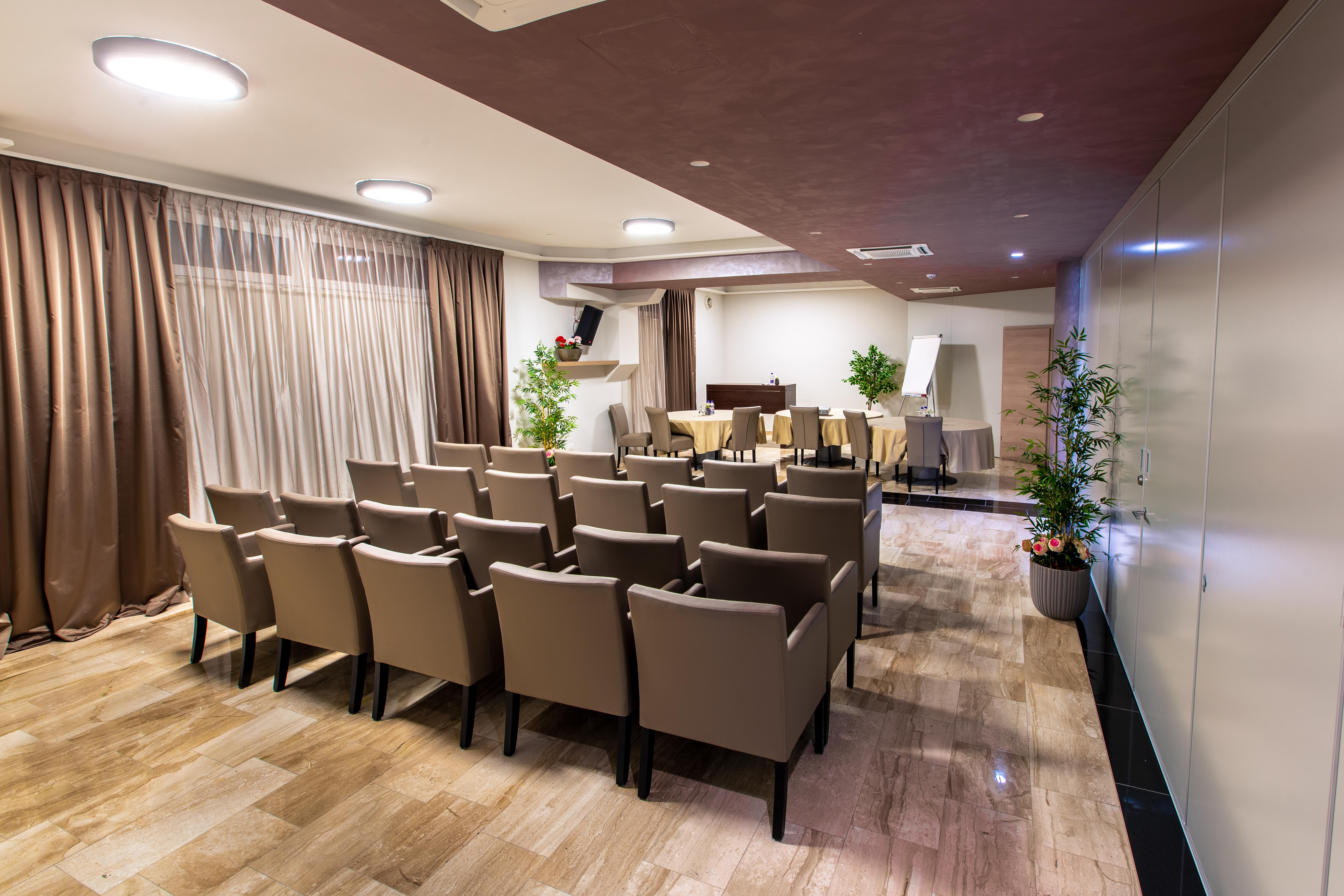 Royal Airport Hotel Velika Gorica Bagian luar foto